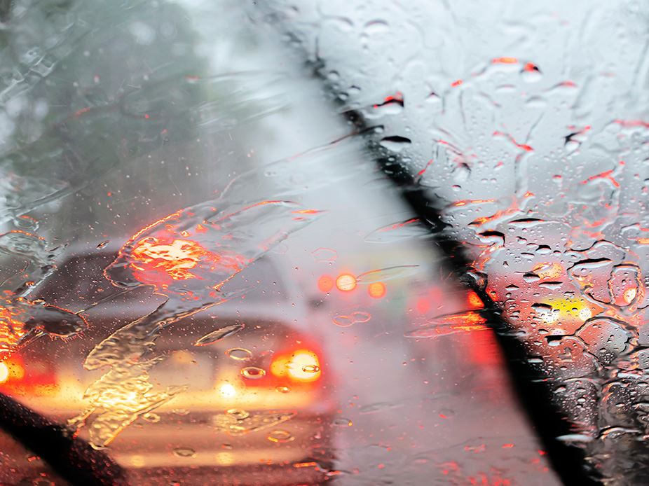 Tips for driving in the rain - B Using headlights and turn signals effectively in the rain