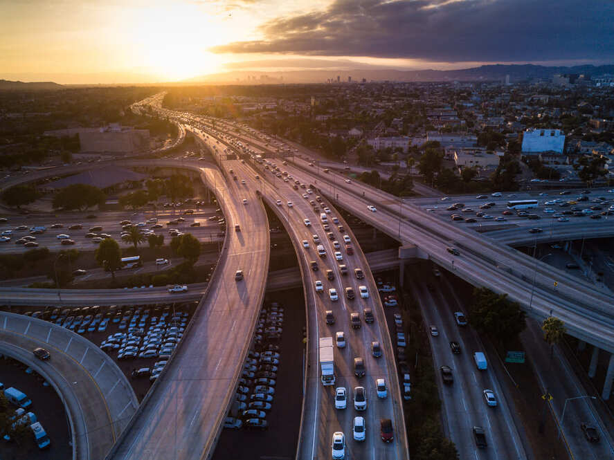 ¿Cómo se construyó el sistema de autopistas interestatales de EE. UU.?