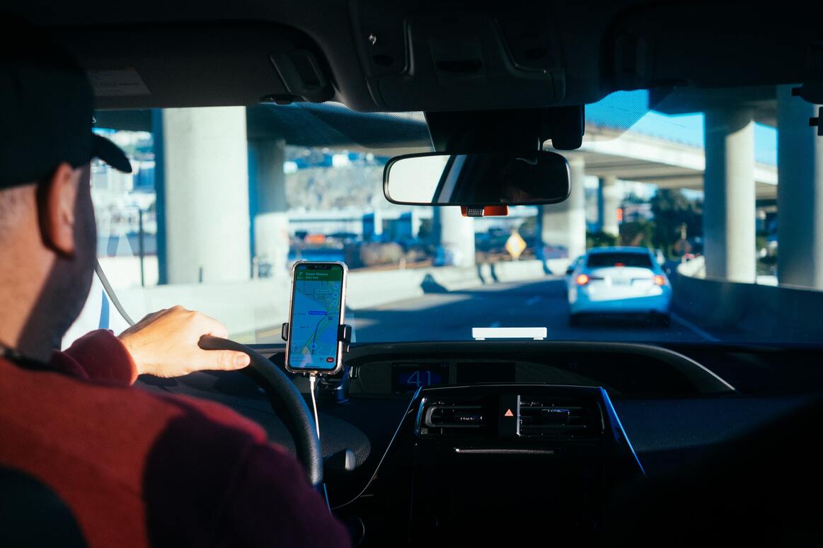 a driver about to get into an accident with opoli rideshare