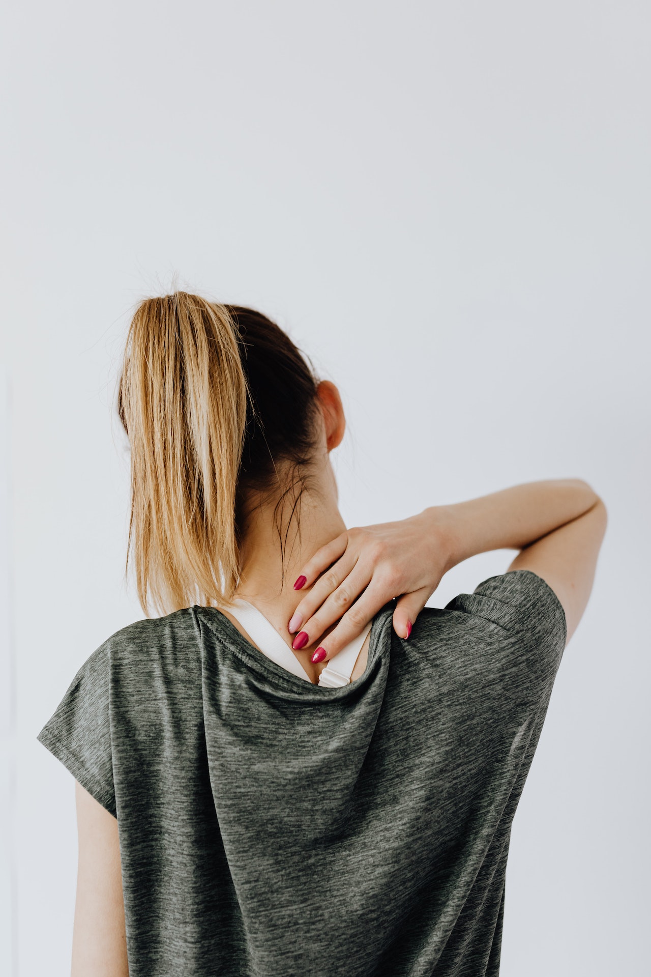 woman demonstrating the difference between complete vs incomplete spinal cord injury