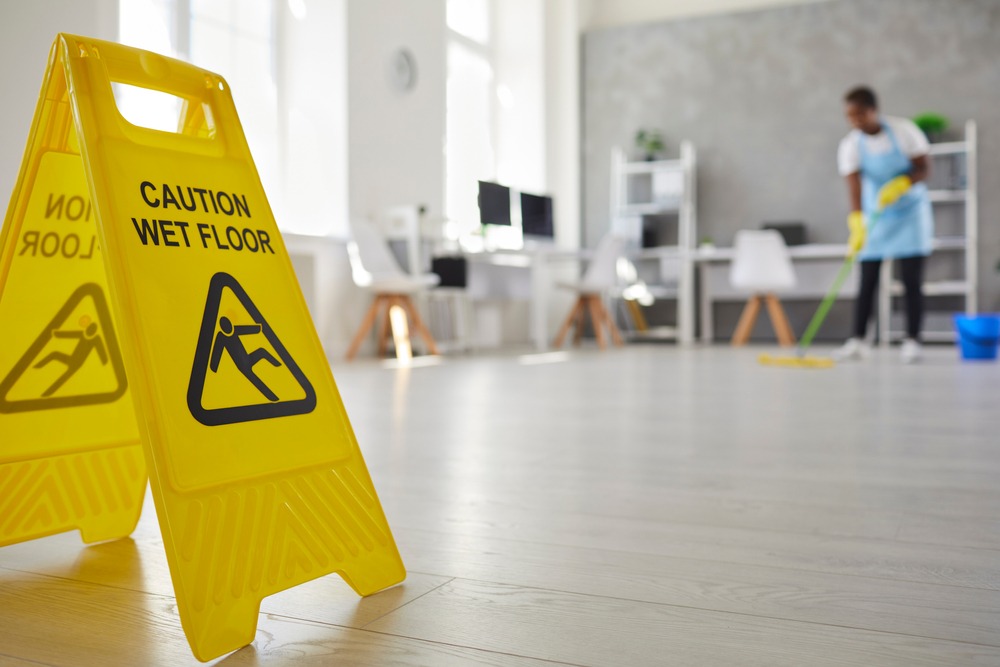 ¿Puedo demandar después de caerme incluso si había un letrero de piso mojado afuera?