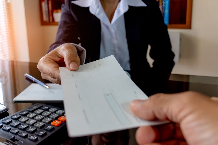 ¿Deben los empleadores pagar el pago por días festivos en California?