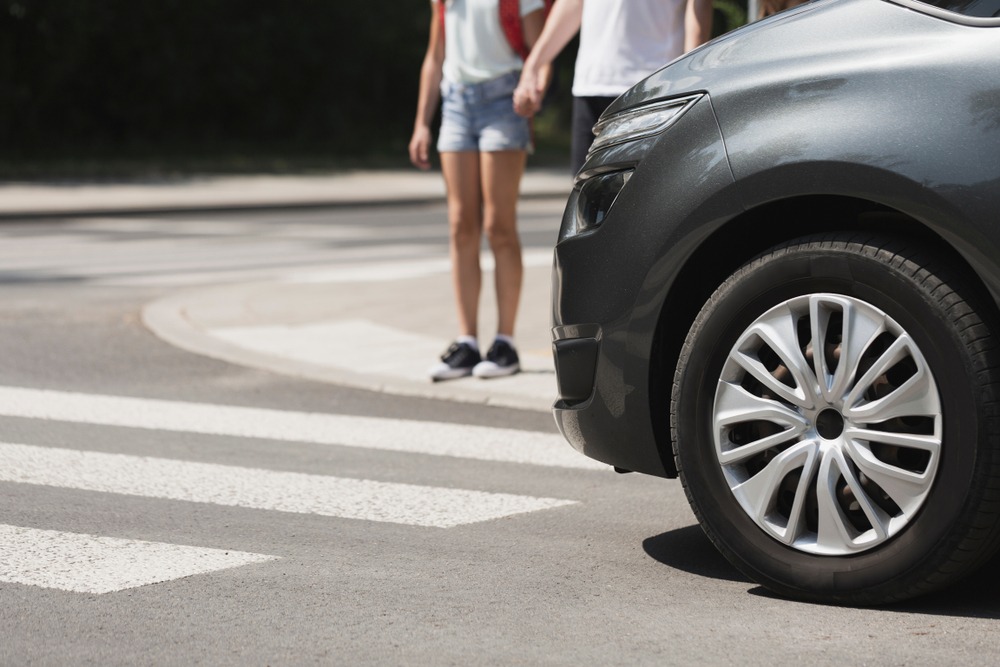 ¿Es legal cruzar la calle fuera del paso peatonal en Texas?