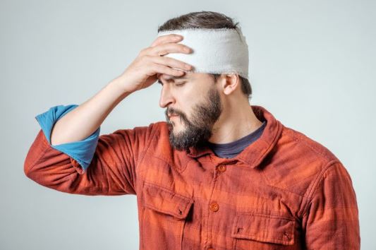 ¿Se considera una conmoción cerebral una lesión cerebral traumática?
