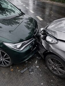 Qué hacer si escombros golpean su coche en la autopista