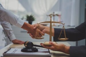 ¿Cuál es el acuerdo típico por una lesión de la médula espinal?